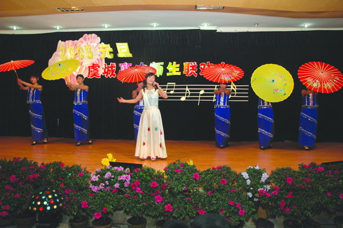 学生表演的歌伴舞