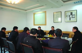 日前，我县第三届专业技术拔尖人才评选揭晓。我校教师马洪思、杜红彪分别因在心理健康教育、语文教育教学方面的突出业绩而高票入选。
